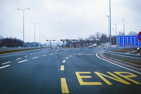Románia ma tett egy lépést az első autópályás Kárpátokon átvezetés irányába.